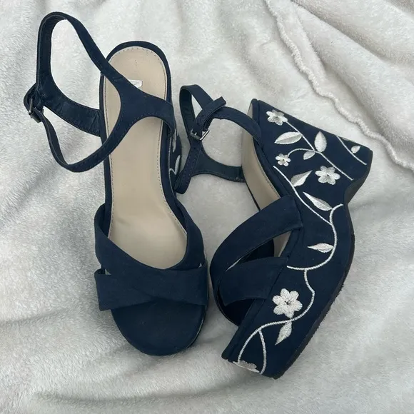 Vintage MIA Y2K navy floral embroidered platform strappy Zoey sandals sz 9 rare