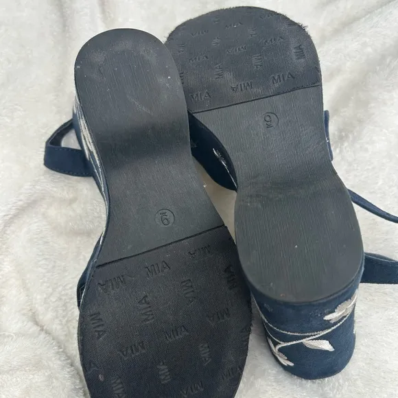 Vintage MIA Y2K navy floral embroidered platform strappy Zoey sandals sz 9 rare