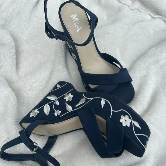 Vintage MIA Y2K navy floral embroidered platform strappy Zoey sandals sz 9 rare