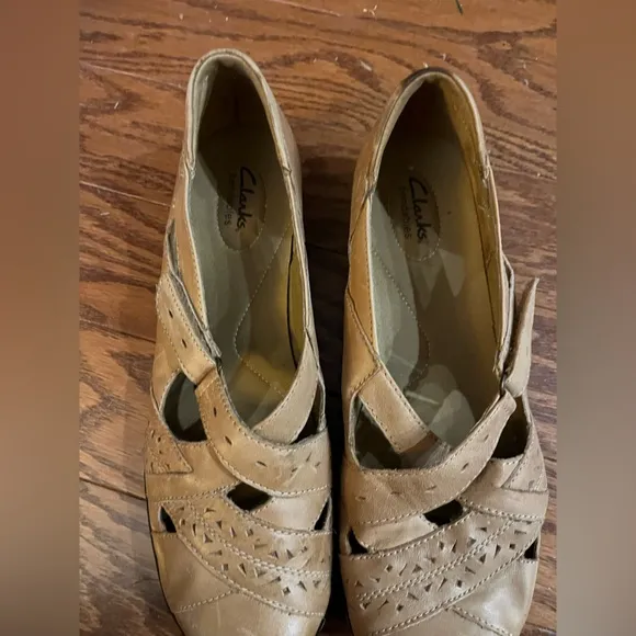 Vintage tan Clark’s slide on loafers GREAT CONDITION size 11