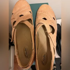 Vintage tan Clark’s slide on loafers GREAT CONDITION size 11