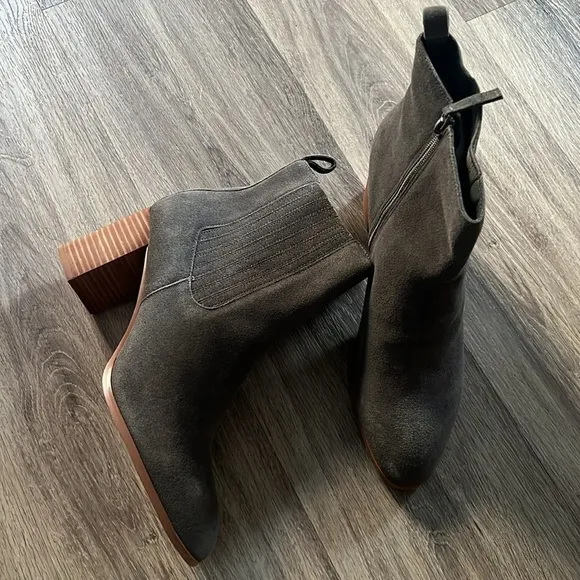 Violet Red Meghan Gray Ankle Boots Women’s Suede Heeled Booties Size 11 New