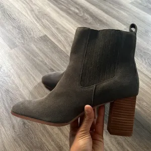 Violet Red Meghan Gray Ankle Boots Women’s Suede Heeled Booties Size 11 New