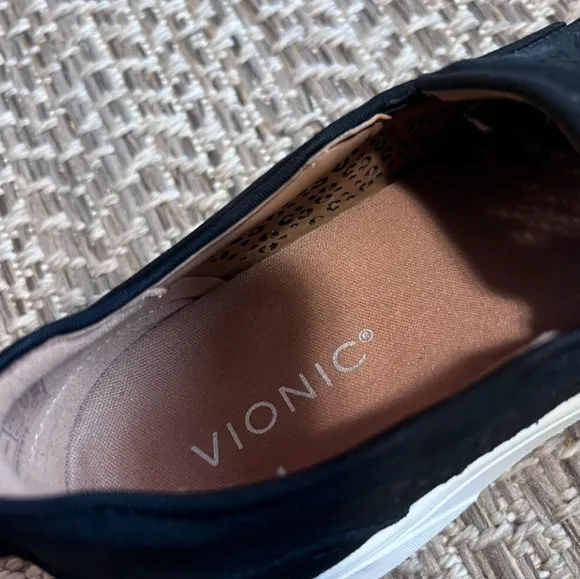 VIONIC Kimmie Perf Slip On Sz 7.5