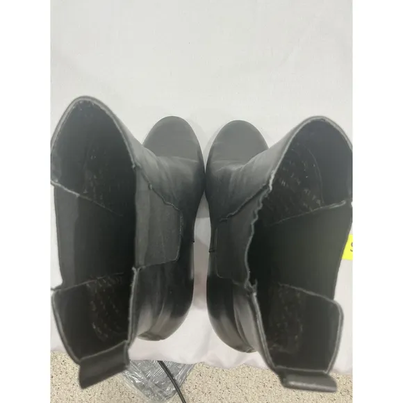 Womans Tahari Garnet 7.5 M Black Leather Pull On. Stretch Heel Ankle Boots NWOT