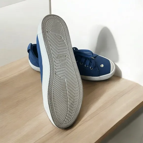 Women’s Cariuma Blue Canvas Sneakers