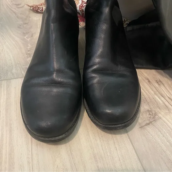 Womens leather Stuart Weitzman boots, black high knee boot size 81/2 M