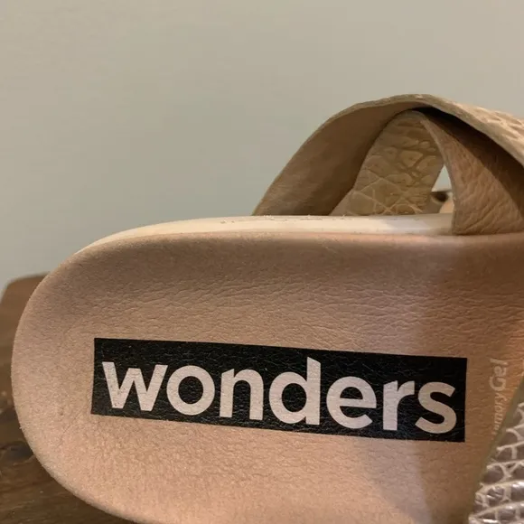 Wonders leather metallic gold strap sandals, size 37(6.5)