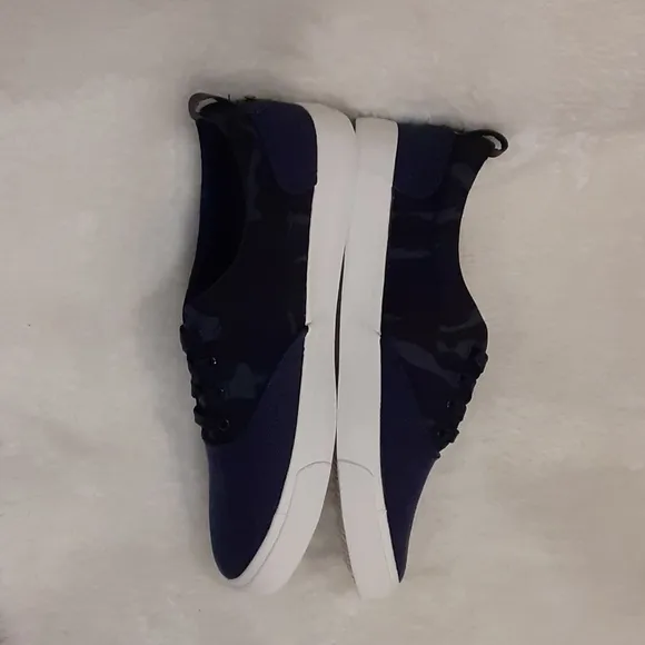 Xray Blue Camoflauge Low Top Men's  Sneakers  Size 7 NWT