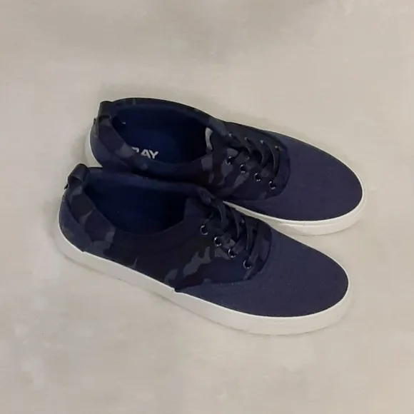 Xray Blue Camoflauge Low Top Men's  Sneakers  Size 7 NWT
