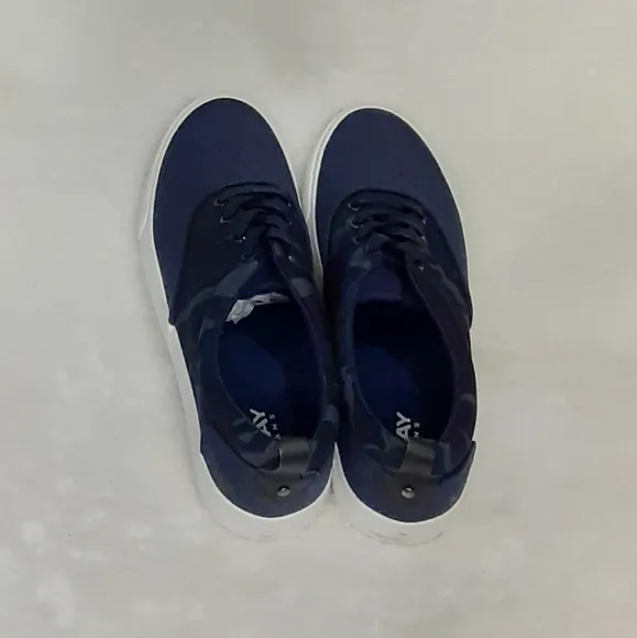 Xray Blue Camoflauge Low Top Men's  Sneakers  Size 7 NWT