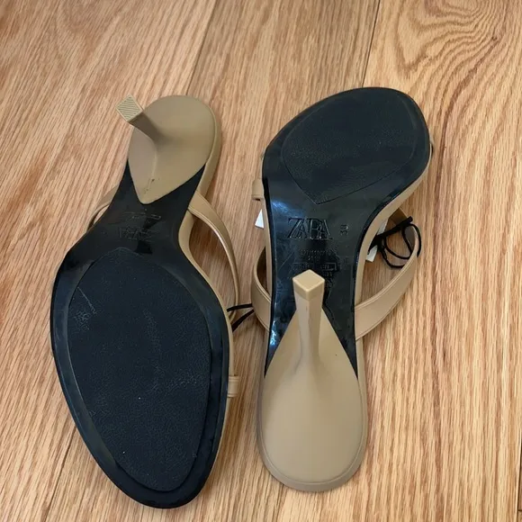 Zara 7.5 Women's beige rubberized strappy Sandals.