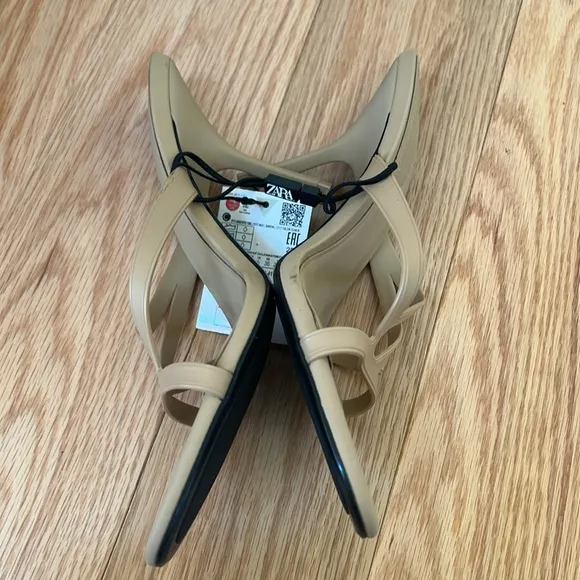 Zara 7.5 Women's beige rubberized strappy Sandals.