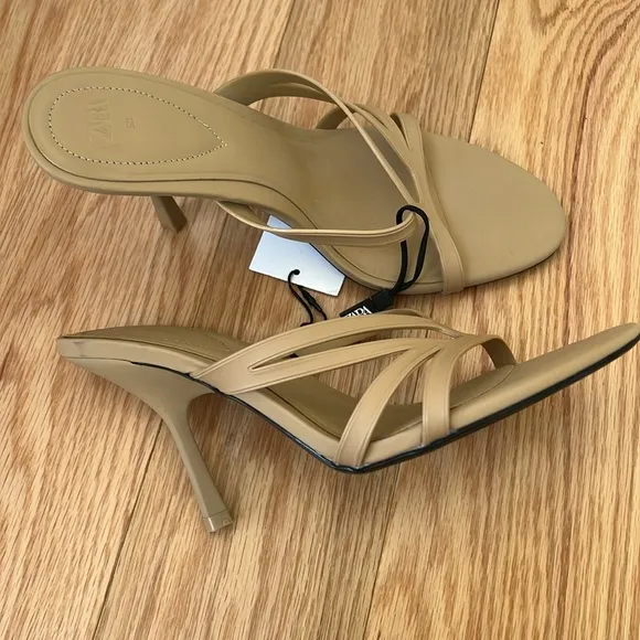 Zara 7.5 Women's beige rubberized strappy Sandals.