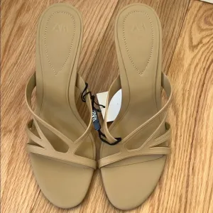 Zara 7.5 Women's beige rubberized strappy Sandals.
