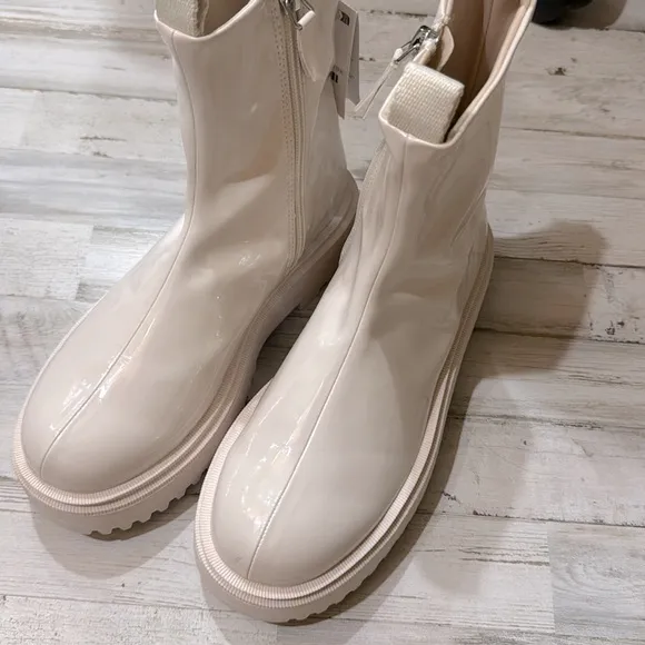 ZARA FAUX PATENT LEATHER STRETCH ANKLE BOOTS Bloggers favorite